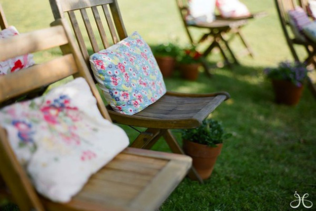 alternative wedding chairs with pillows or cushions