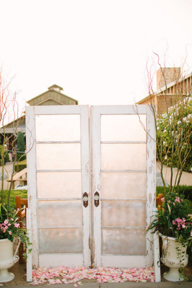 10 Fab Ways to Use Vintage or Re-purposed Doors at Your Wedding!