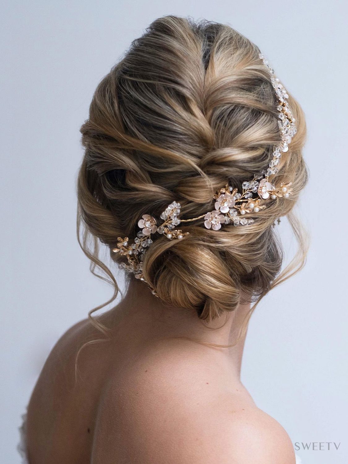 Top Bridal Hair Accessory Trends for 2024 and Beyond