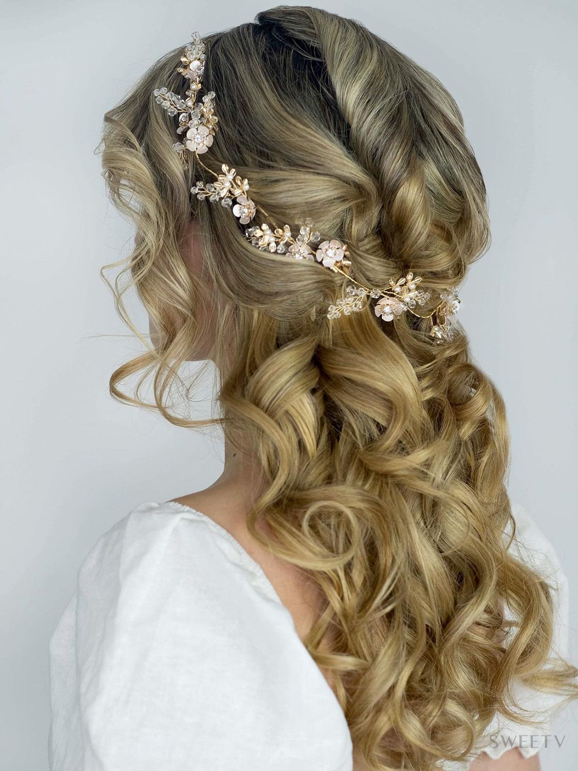 Top Bridal Hair Accessory Trends For 2024 And Beyond