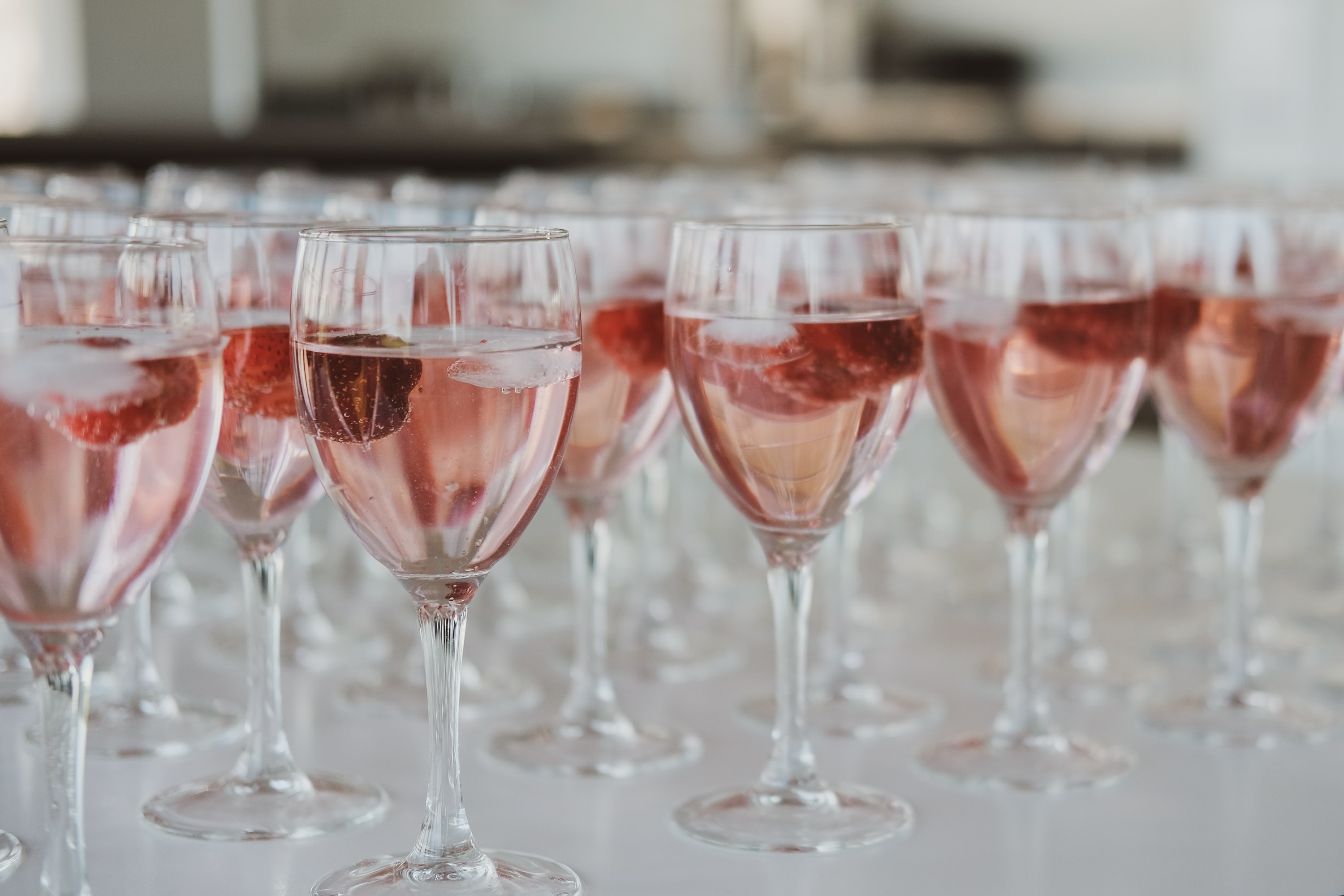Розовые вина кб. Розовое вино. Розовое вино дегустация. Розовое вино в бокале. Дегустация розового вина.